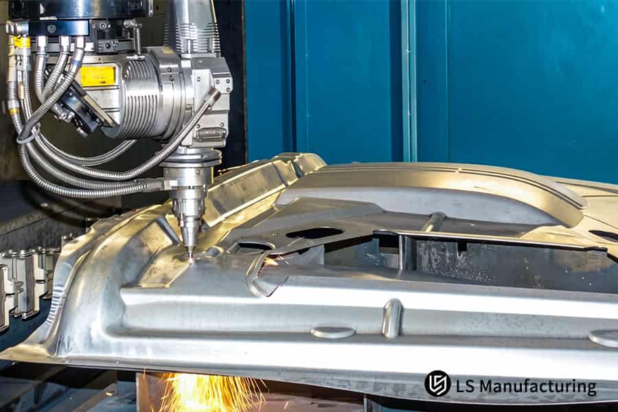 تقوم خدمة القطع بالليزر للسيارات بقطع دعامة الهيكل من الفولاذ عالي القوة بسمك 2 مم.