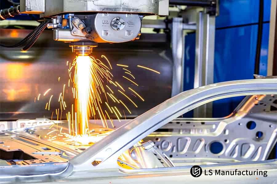 يشكل القطع بالليزر الدقيق للسيارات عمودًا B من الألومنيوم لإطار EV.