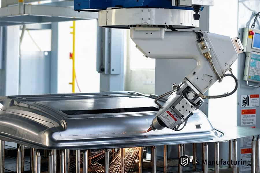 تقوم خدمة القطع بالليزر الآلية بإنهاء لوحة غطاء المحرك الفولاذية لتجميع هياكل السيارات.