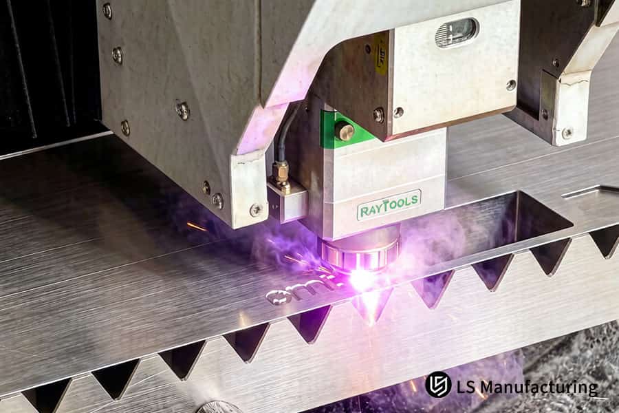 يقوم ليزر RAYTOOLS بقطع أداة التوصيل الفولاذية المسننة لمكونات نظام نقل الآلات الثقيلة.