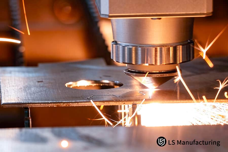 إن قطع لوح فولاذي كربوني سميك يخلق شرارة لعنصر الطفرة الهيكلية لآلات البناء.