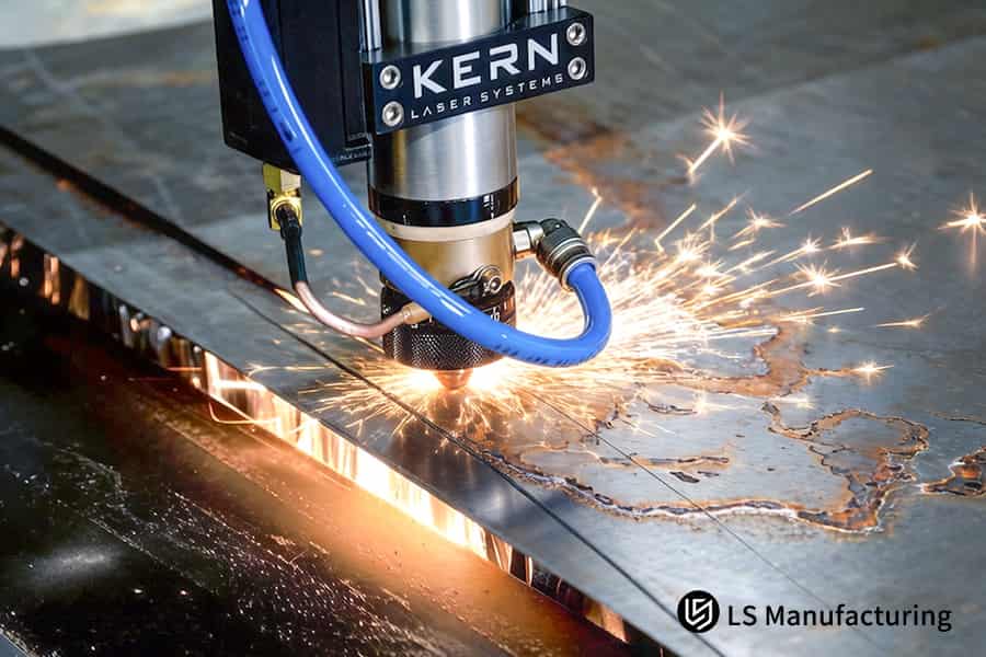 قطع لوح فولاذي كربوني سميك لأحد مكونات الشاسيه الصناعي مع خدمة القطع بالليزر.