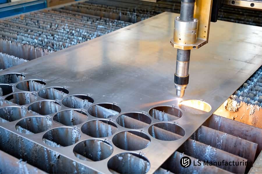 Perforación precisa de orificios en aluminio 6061 para soportes aeroespaciales con conformado de chapa de alta precisión.