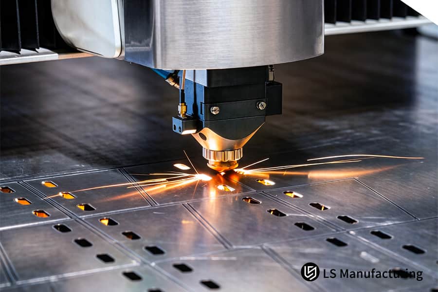 Un láser funde acero inoxidable 316L para carcasas de maquinaria pesada en servicios de fabricación de chapa de precisión.