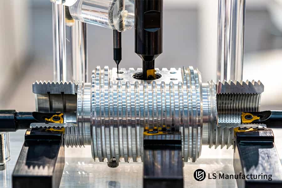 Fabricación de piezas complejas de chapa metálica con herramientas de precisión para componentes de marcos estructurales aeroespaciales.