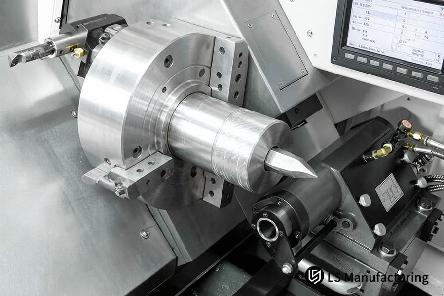 Um torno de precisão usina uma árvore de cames de aço 4140 para motores automotivos ou industriais de alto desempenho.