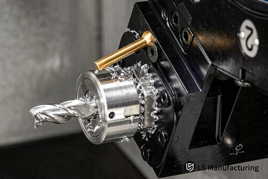 Torneamento de uma engrenagem de aço 12L14 em um torno CNC para transmissão automotiva ou conjuntos de caixas de câmbio.