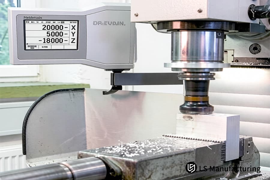 Usinagem de base de dissipador de calor em alumínio 6061 com tolerância de 0,01 mm para gerenciamento térmico de dispositivos eletrônicos.