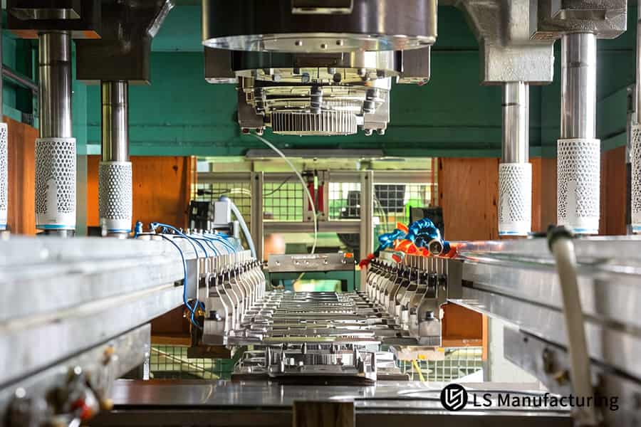 Большой пресс формирует из металлической заготовки конструкционный кронштейн для узлов автомобильной подвески.