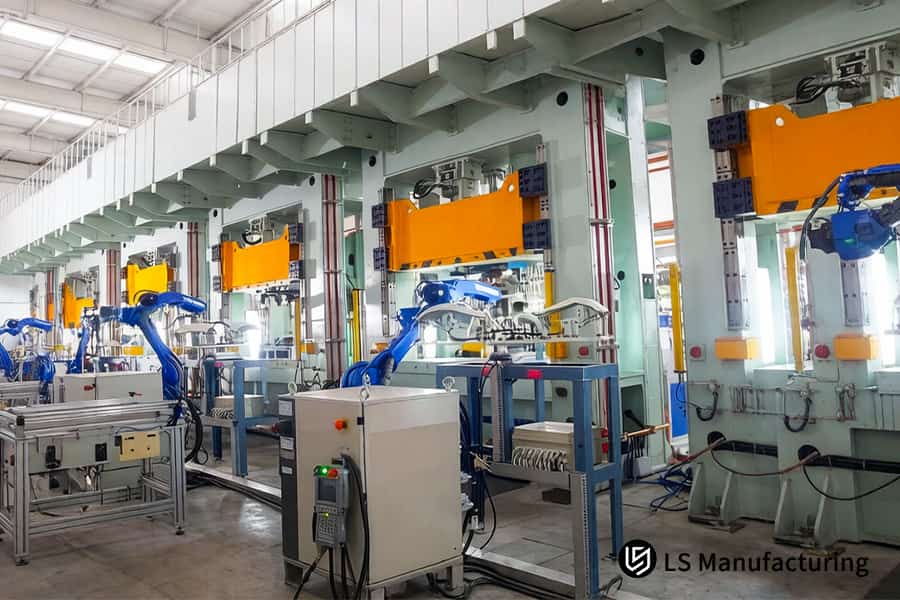 Несколько автоматических прессов штампуют металлические листы для производства автомобильных кузовов больших объемов при изготовлении белых компонентов.