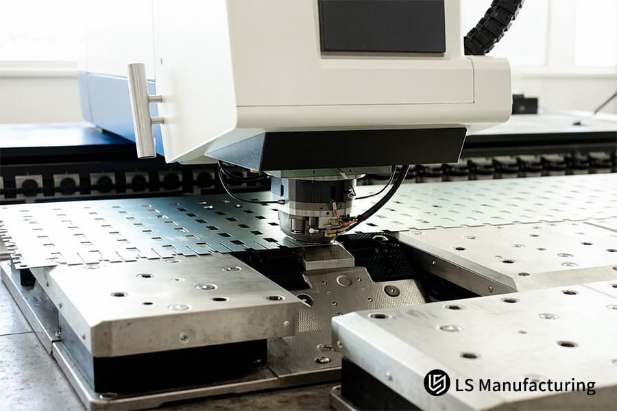 Специальный пресс формирует алюминиевый лист 6061 в прецизионный компонент для автомобильных кузовных панелей.