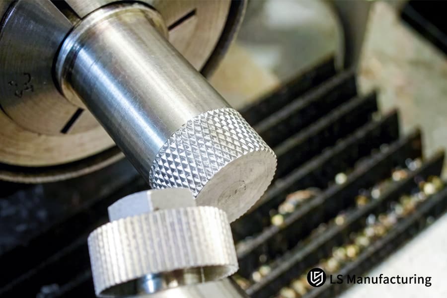 Usinage d'un motif moleté droit sur un cylindre en acier inoxydable 304 pour les cadrans de réglage des dispositifs médicaux.