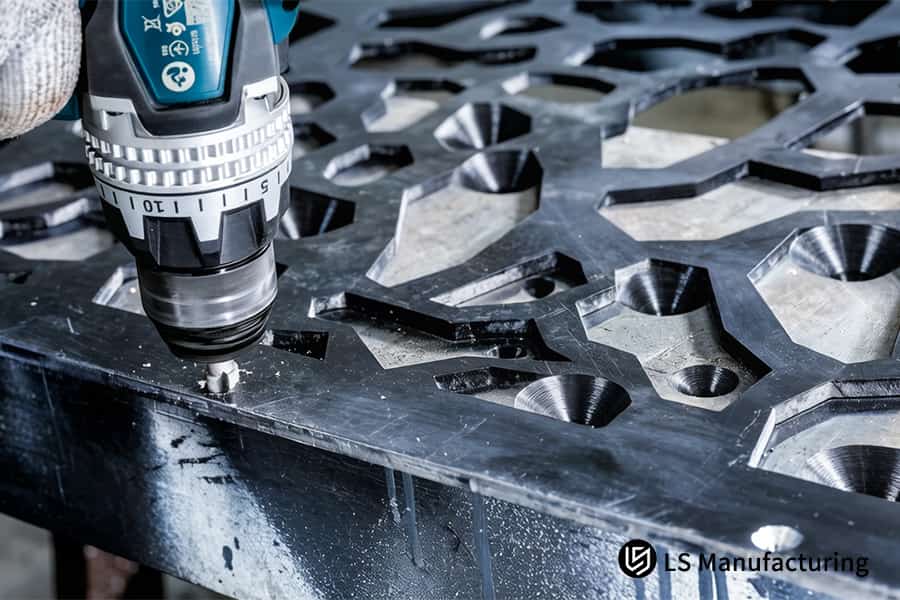 Mit einer handgeführten Präzisionsbohrmaschine ein Senkloch in Aluminium zur Montage von Schiffsausrüstung bohren.