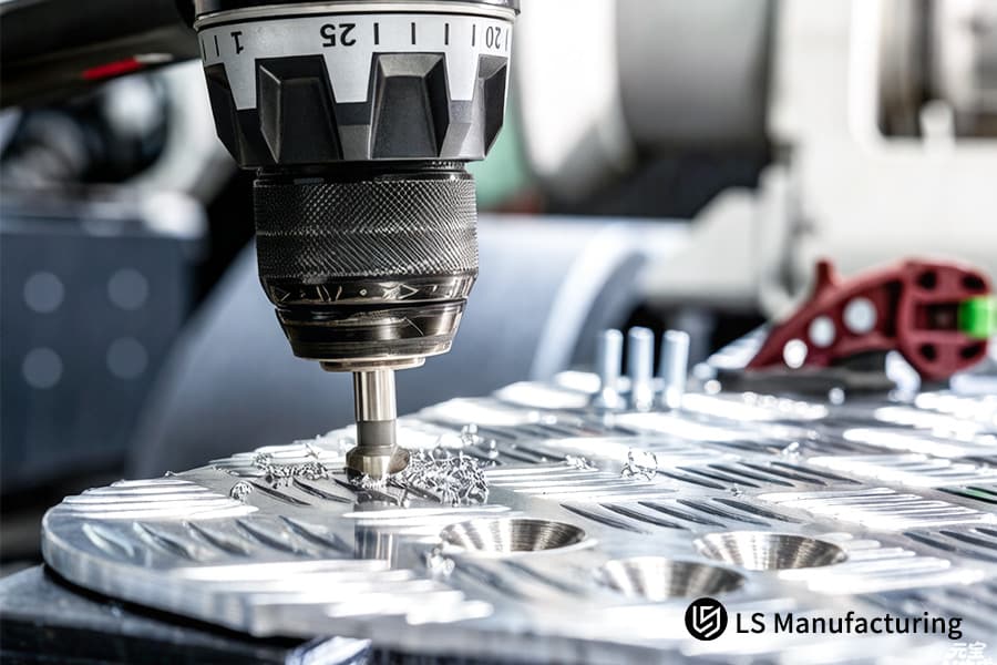 Eine CNC-Fräsmaschine bohrt Löcher in eine Aluminium-Bremsscheibe für Bremsanlagen an Kraftfahrzeugen oder Motorrädern.