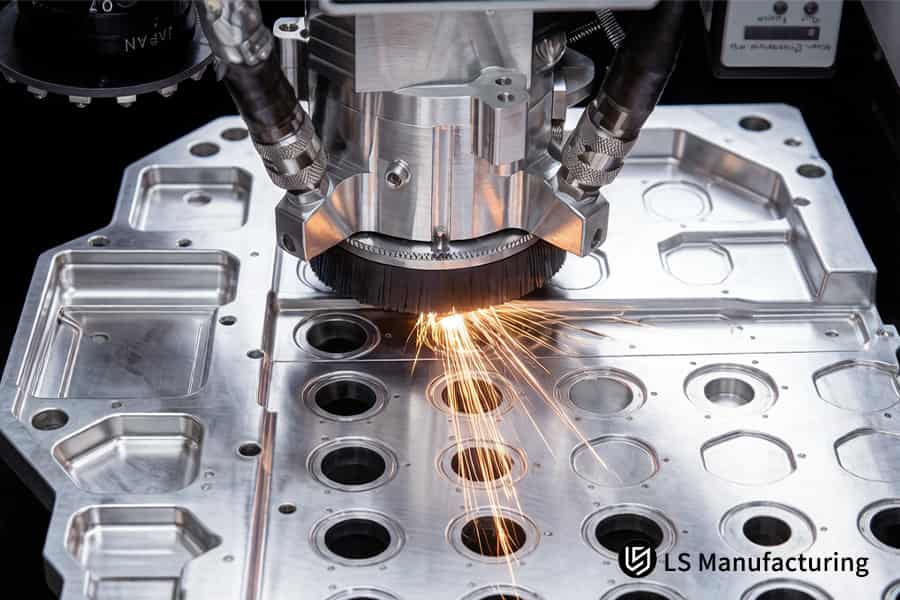 Мощный лазер вырезает вентиляционные отверстия в алюминии для охлаждения элементов аккумуляторной батареи электромобиля и управления температурой.