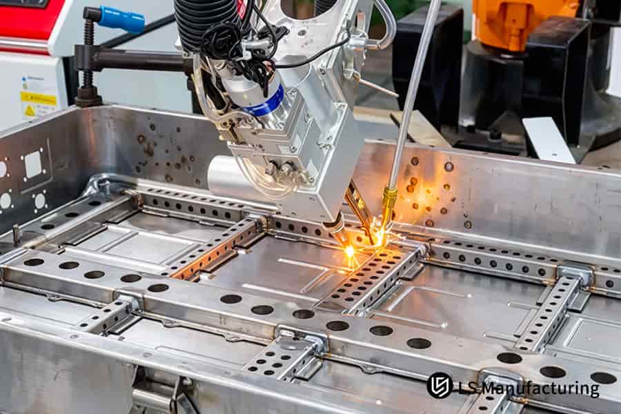 Резка пластин из нержавеющей стали 304 для компонентов термоинтерфейса аккумулятора электромобиля с помощью мощного лазера.