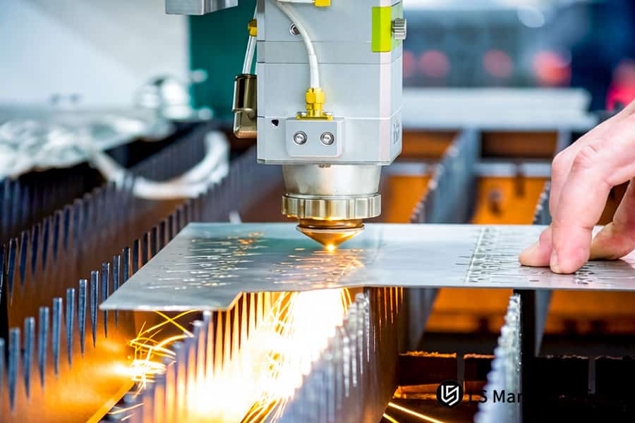 Os serviços de fabricação de chapas metálicas cortam aço inoxidável 304 para peças de dispositivos médicos com tolerância de +/- 0,05 mm.