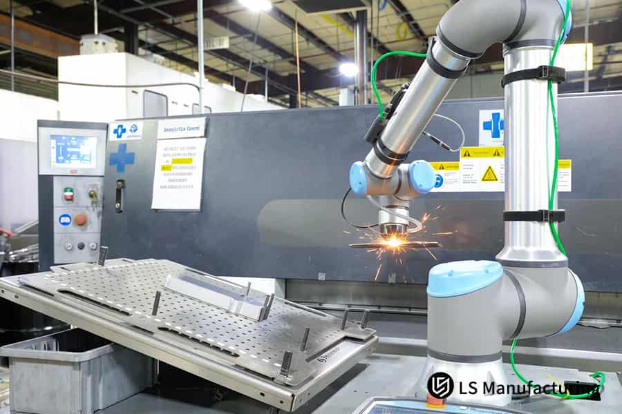 Uma prensa robótica estampa um suporte de aço inoxidável para equipamentos médicos com tolerância e precisão rigorosas.