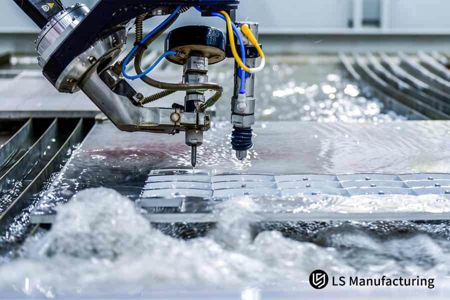 Um jato de água corta com precisão peças de alumínio para componentes estruturais de scanners de tomografia computadorizada ou de máquinas de ressonância magnética.