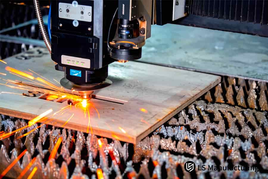 高功率光纤激光器切割用于重型工业机械结构件的碳钢板。