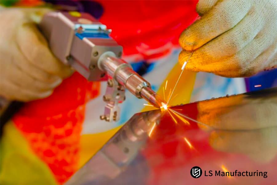 Крупный план прецизионной микроплазменной дуговой сварки