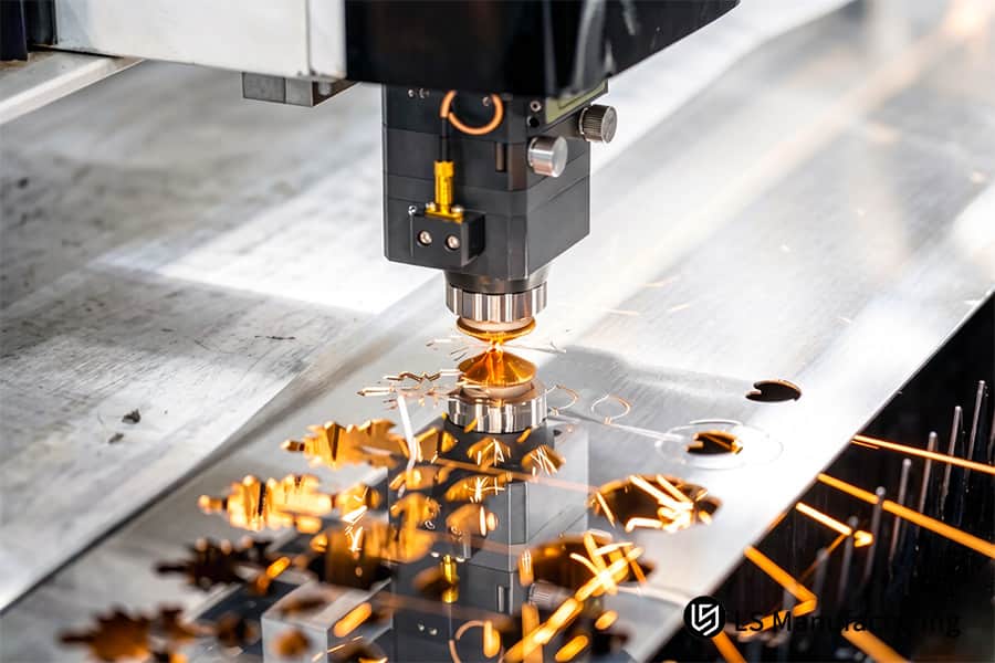 使用高功率工业激光器切割用于啤酒罐配件的 304 不锈钢板。