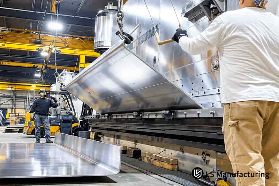 Оператор измеряет изгиб нержавеющей стали 304 для тяжелого машиностроения, что позволяет вам узнать стоимость изготовления онлайн.