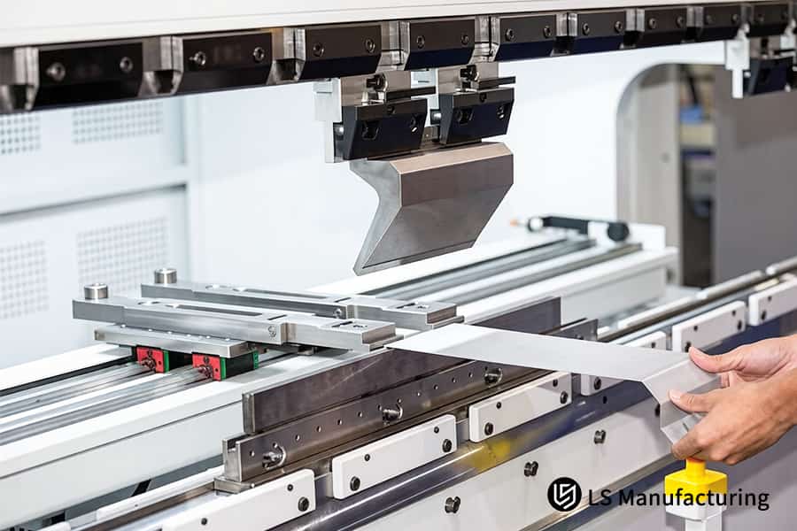 Листогибочный пресс с ЧПУ сгибает длинный алюминиевый кронштейн 6061, и этот процесс учитывается при точных расчетах стоимости листового металла.