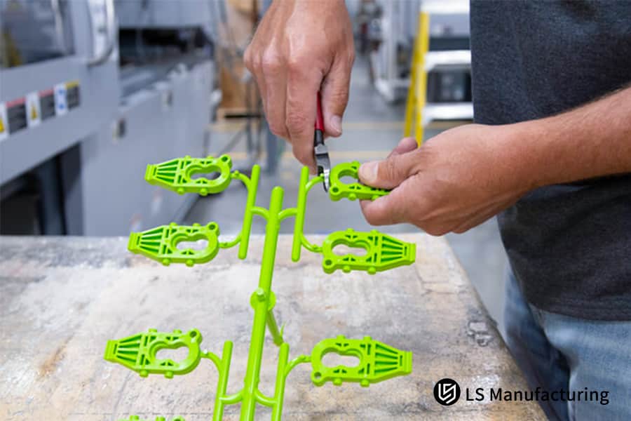 Обрезка пластиковых деталей после формования