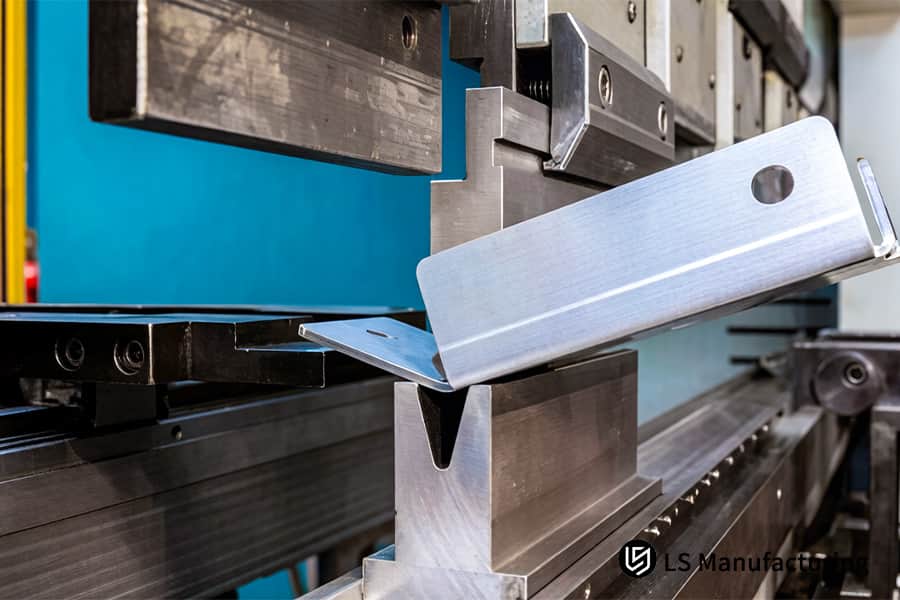 Гибка медицинского алюминиевого листа на листогибочном прессе — это прецизионный листовой металл для изготовления медицинских устройств.