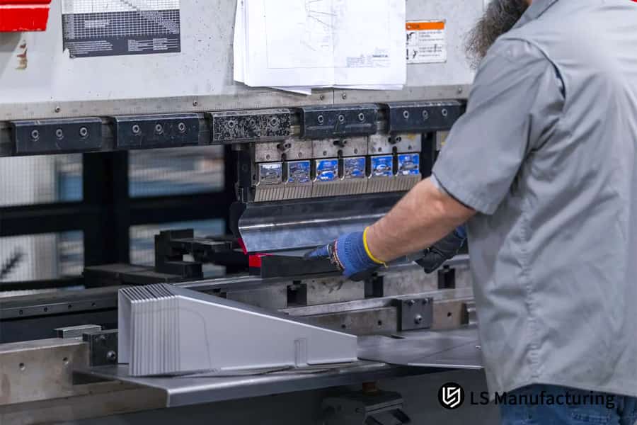 piegatura di parti in acciaio di grosso spessore personalizzate