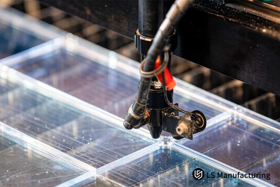 CNC 工具用于对挤压成型的亚克力板材进行加工，以制造高精度的建筑或标牌组件。