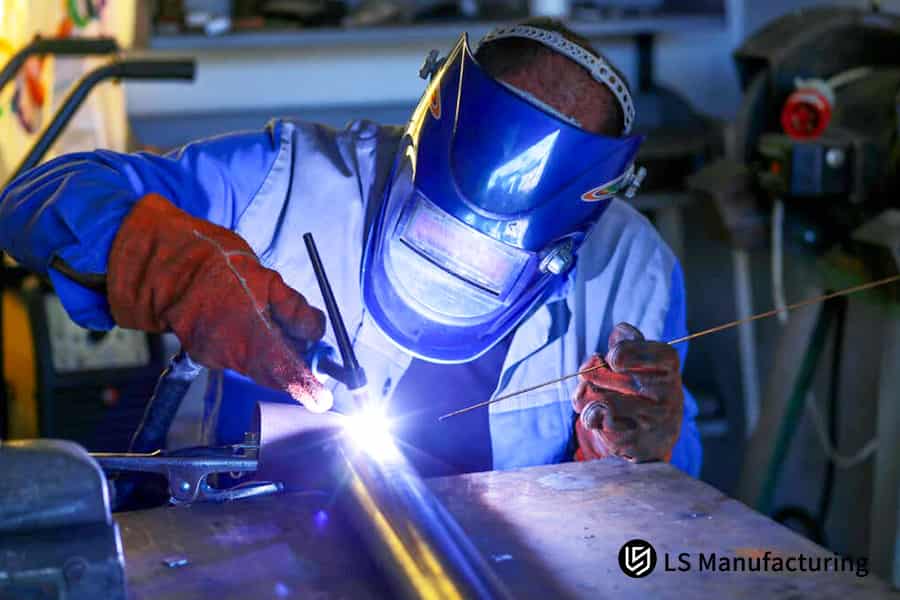 Служба роботизированной сварки шасси в действии