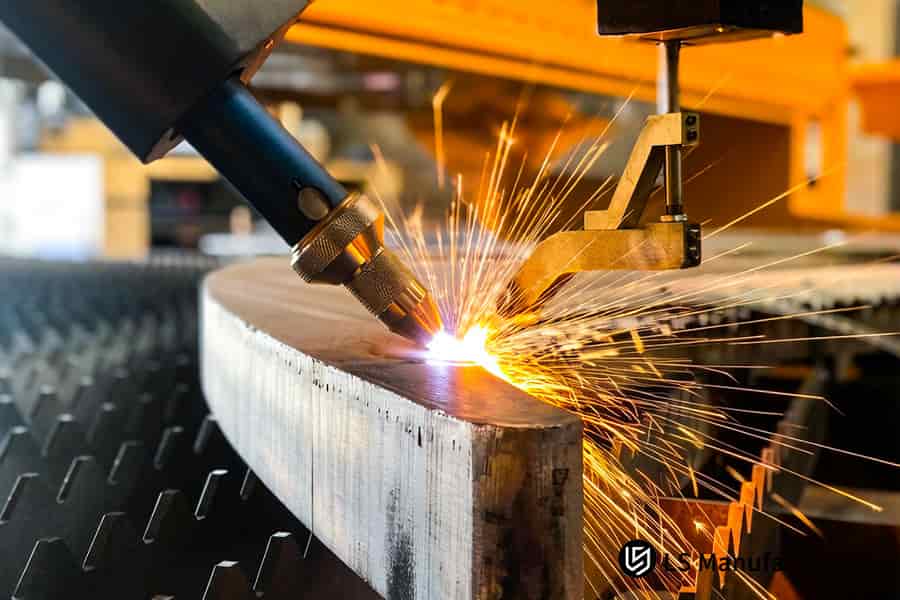 自動溶接機は、産業プロセスまたは構造パイプライン システム用の 2 つの斜角パイプ セクションを接合します。