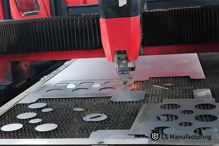 円形のチタン部品を切断して廃棄物を削減