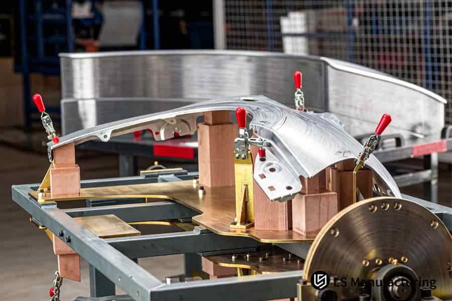 Штамповка автомобильного кронштейна из алюминия 6061 для компонентов конструкции в процессе штамповки деталей автомобиля в больших объемах.