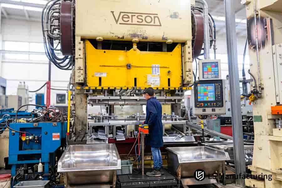 Рабочий штампует кронштейны алюминиевой рамы 6061 для сборки автомобилей в крупносерийной штамповочной мастерской.