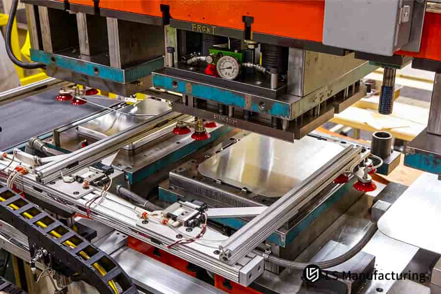 Изготовление кузовных деталей из алюминиевого сплава с вакуумной фиксацией для индивидуальной штамповки металла для авто.