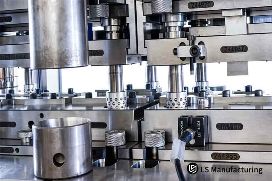 Формовка кронштейнов шасси из высокопрочной стали с мониторингом давления в режиме реального времени в службе прецизионной автоматической штамповки.