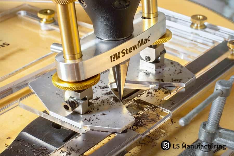 数控铣床使用硬质合金锥度钻头铣削用于高精度汽车传动轴的 6061 铝。