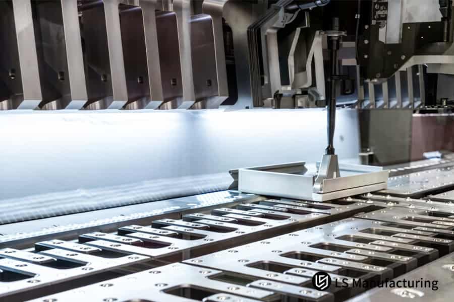 تقوم المكبس بختم ورقة ألومنيوم بسمك 1.2 مم في دعامة على شكل حرف L لتجميع مكونات السيارة.