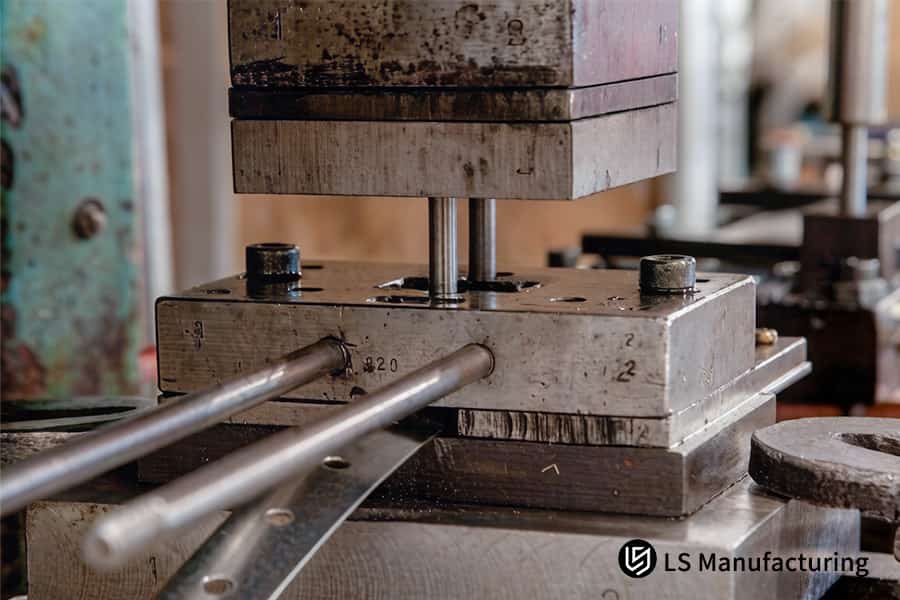 يتيح ختم الثقوب الدقيقة في قضيب الألومنيوم خدمات ختم المعادن المخصصة لأنظمة تركيب المحرك.