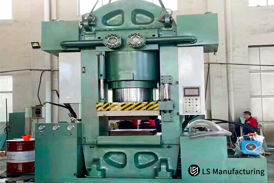 يشكل الضغط الهيدروليكي جزءًا معدنيًا شديد التحمل لهيكل السيارة أو تصنيع الإطار الهيكلي.