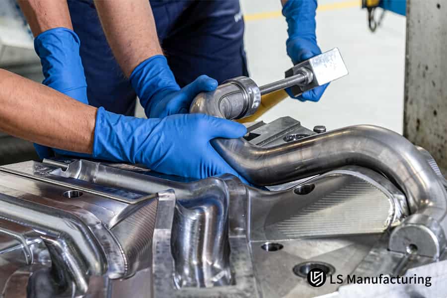 يعرض تشكيل أنبوب من الفولاذ المقاوم للصدأ 304 في مشعب خدمات التشكيل الهيدروليكي مقابل خدمات الختم لأنظمة العادم.