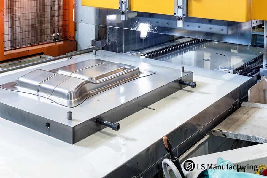 La prensa hidráulica da forma a una bandeja de batería de acero DC04 mediante una operación de troquelado guiada por CNC para uso en la industria automotriz.