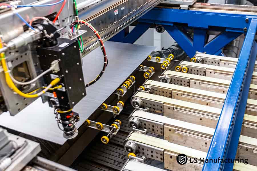 El brazo robótico recoge con precisión las piezas en bruto de acero inoxidable 430 de la cinta transportadora para la producción de electrodomésticos.