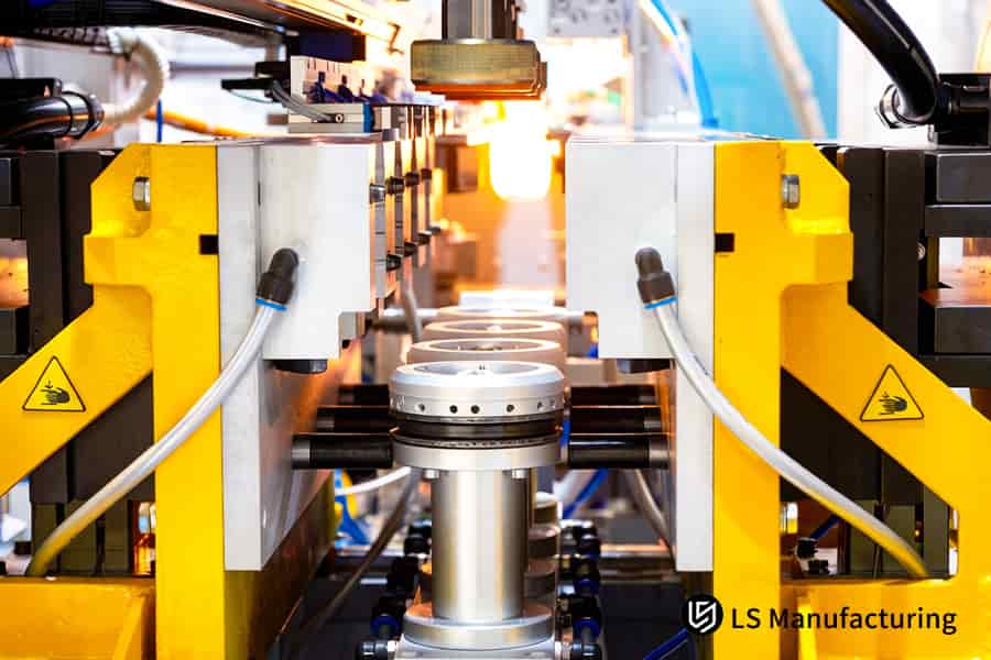 Un moule en acier P20 à température contrôlée produit des pièces de haute précision pour l'industrie des dispositifs médicaux.